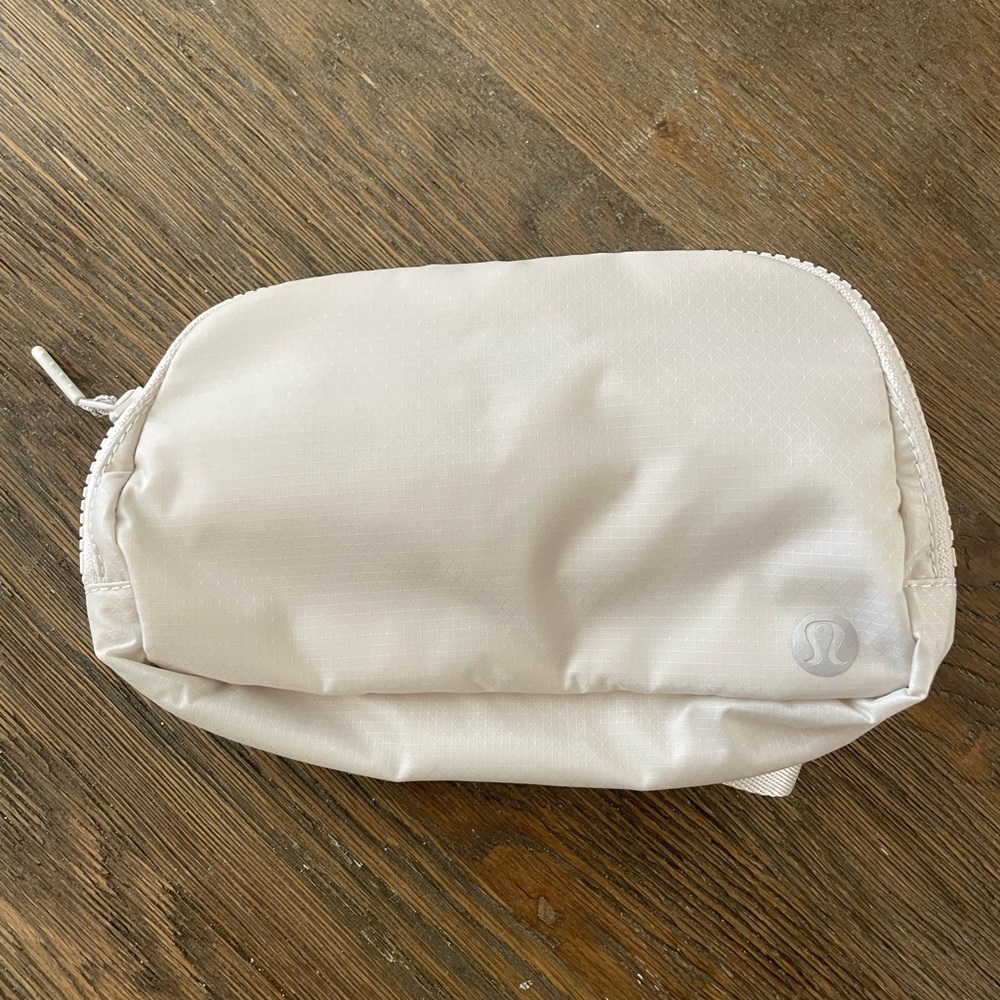 BRAND NEW LULULEMON BELT BAG IN WHITE OPAL